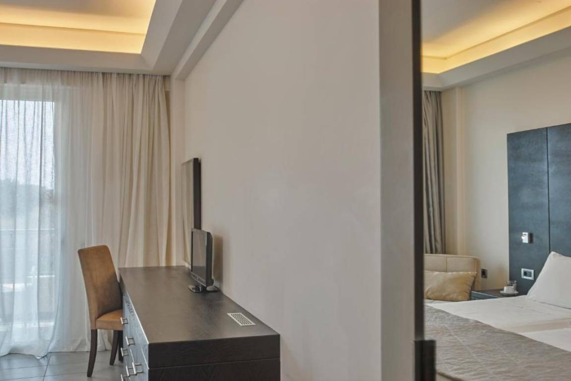 FAMILY ROOM WITH BALCONY OR TERRACE