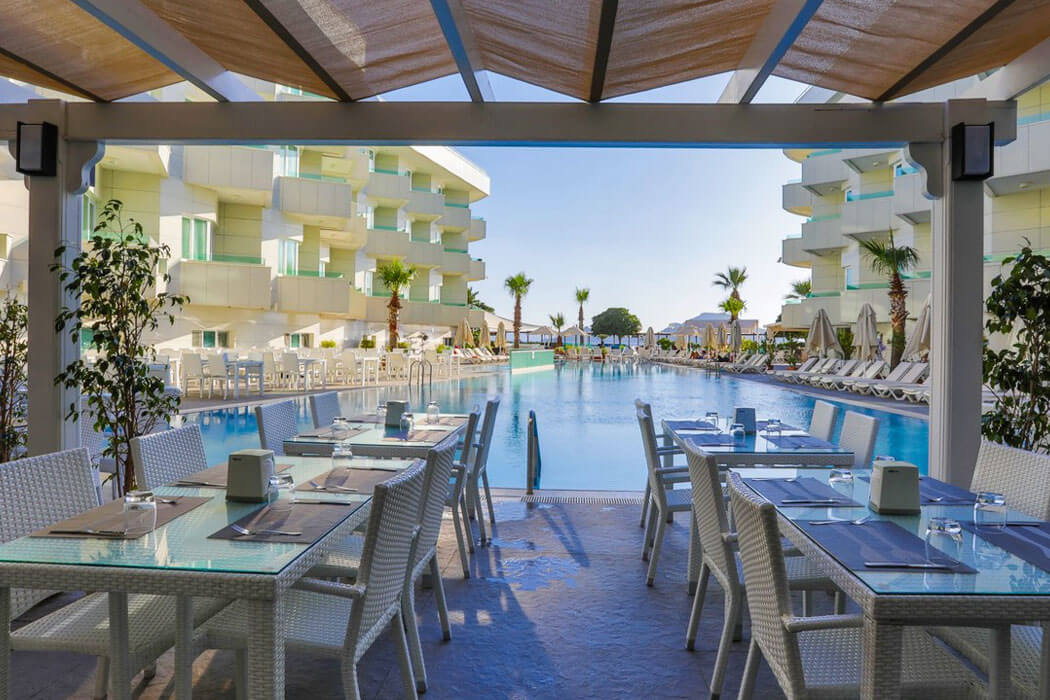 Dragut Point South Hotel - stoliki przy basenie