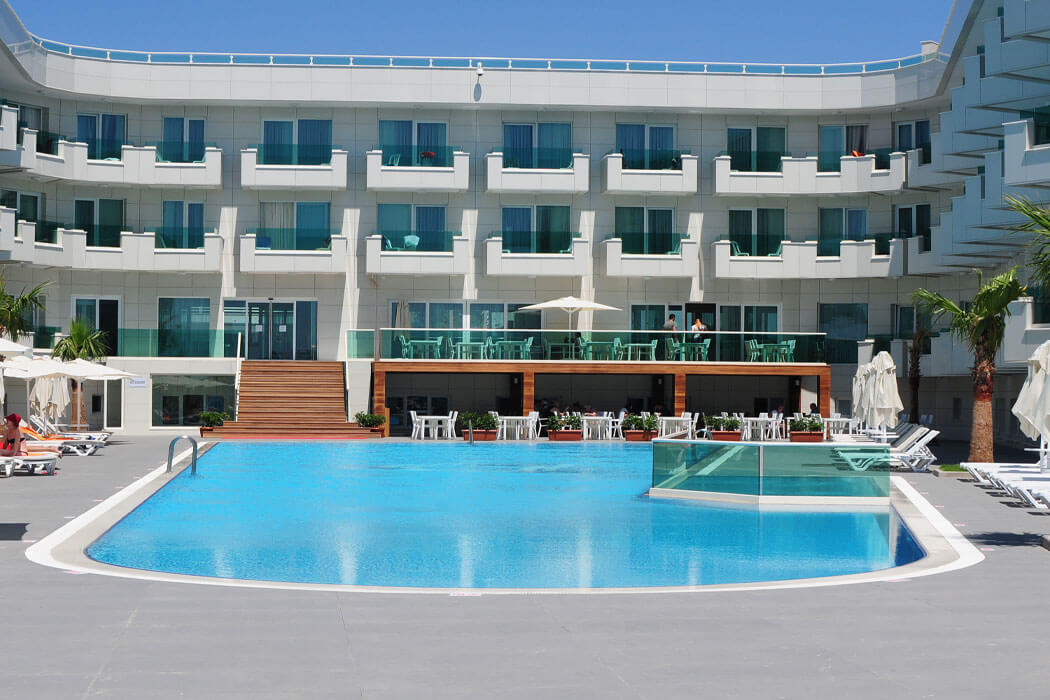 Dragut Point South Hotel - widok na basen i budynek