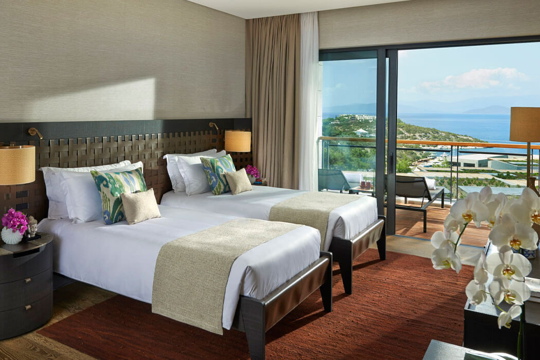 Hotel Mandarin Oriental Bodrum - łóżka w pokoju sea view apartment
