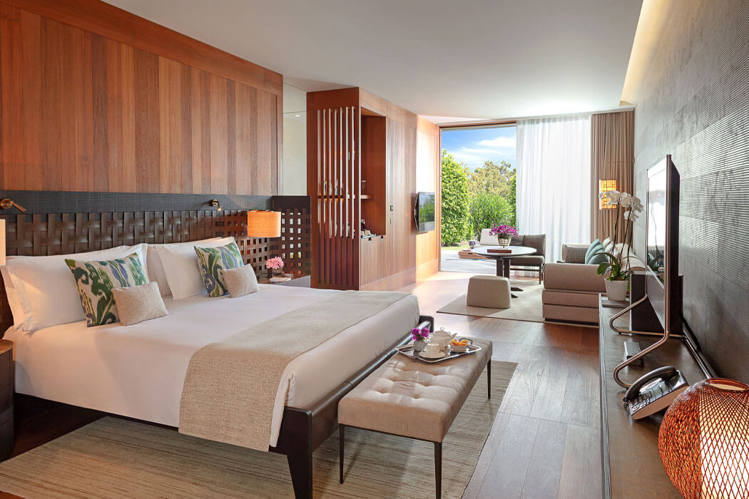 Hotel Mandarin Oriental Bodrum - łóżko małżeńskie w pokoju z widokiem na ogród