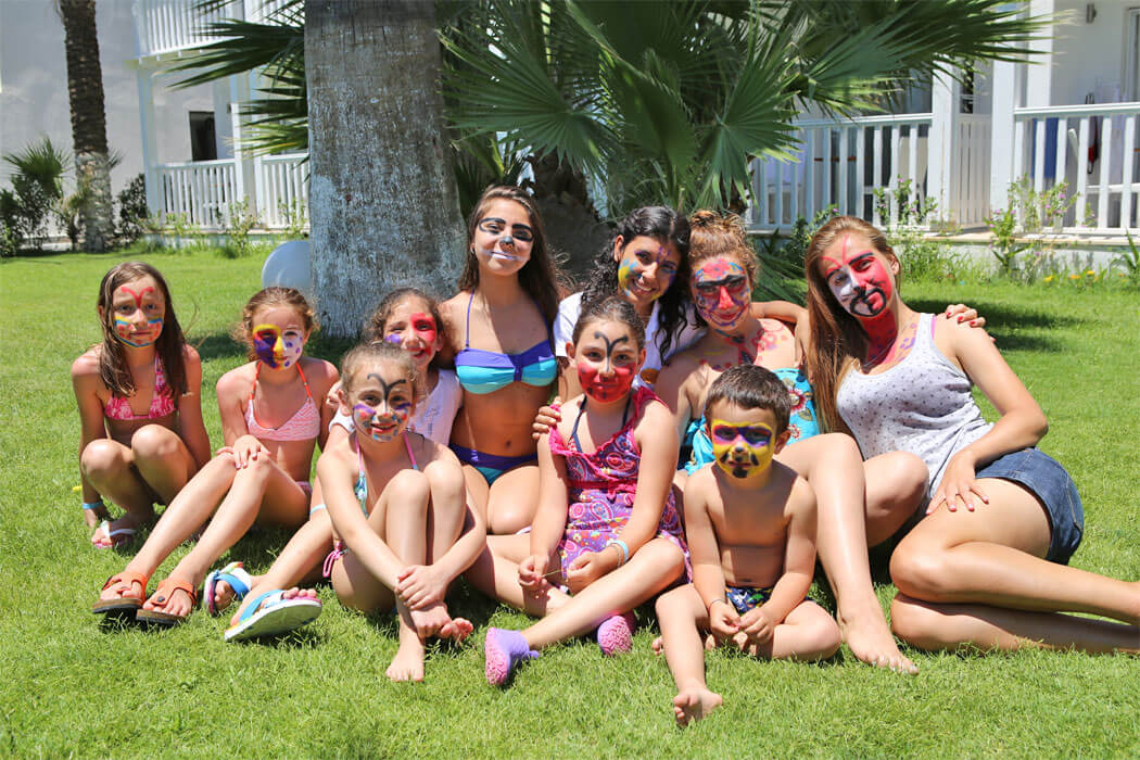 Hotel Mio Bianco Resort - dzieci z pomalowanymi twarzami