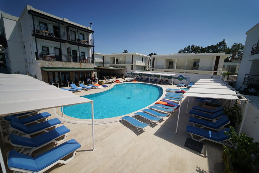 Salinas Hotel - leżaki przy basenie