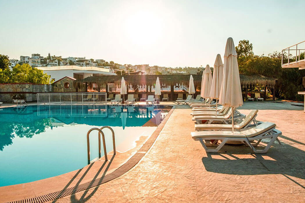 Hotel Ladonia Del Mare - leżaki przy basenie