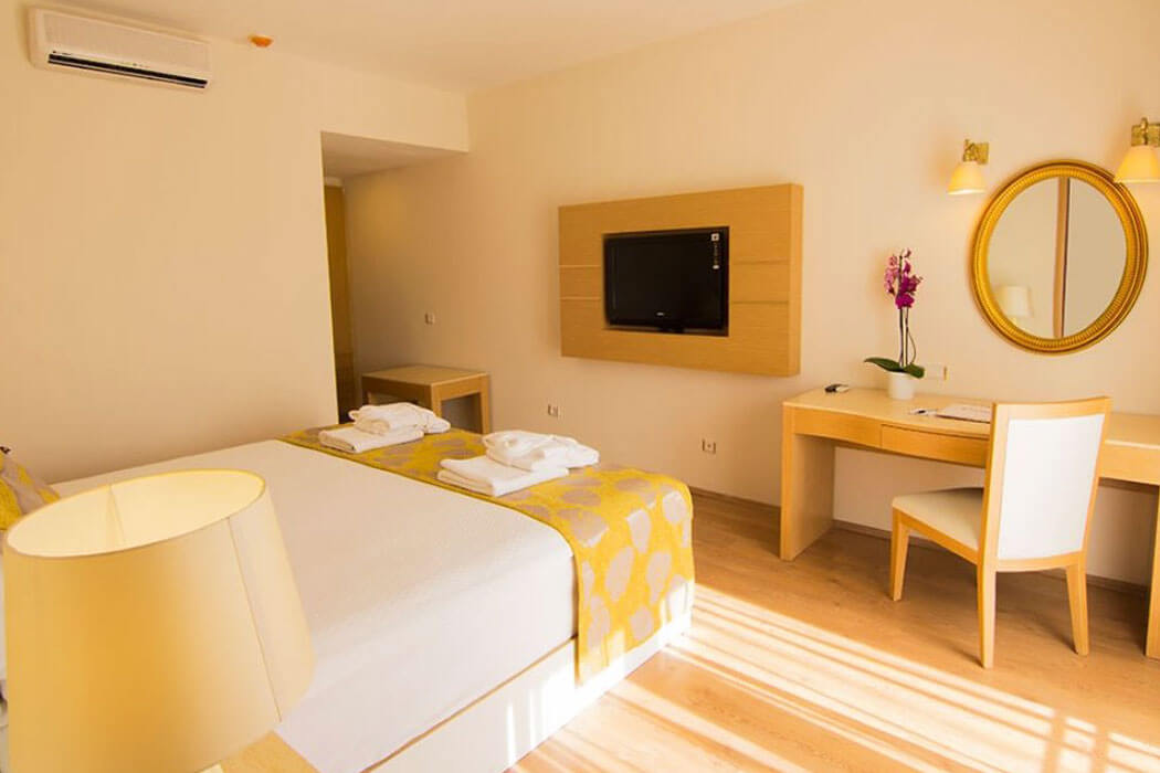 Ladonia Del Mare - łóżko w pokoju king suite