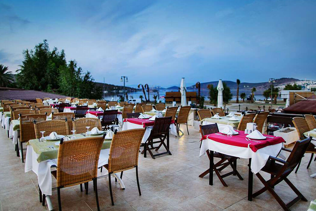 Ladonia Del Mare - stoliki w restauracji