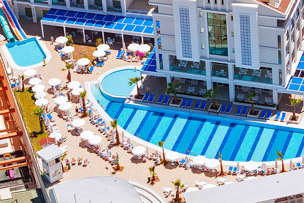 Hotel Diamond Elite Hotel & SPA Adult Only - widok na basen ze zjeżdżalniami