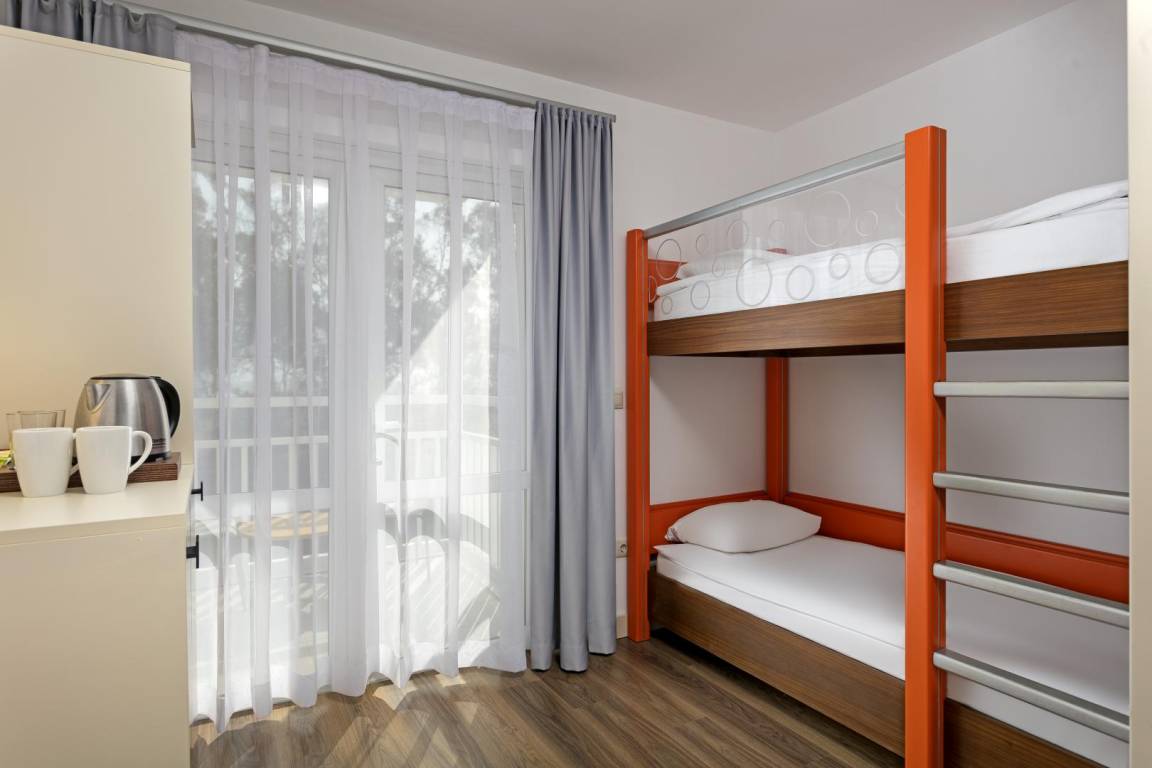 HOTEL STANDARD BUNKBED ROOM GARDEN VIEW WITH BALCONY OR TERRACE 