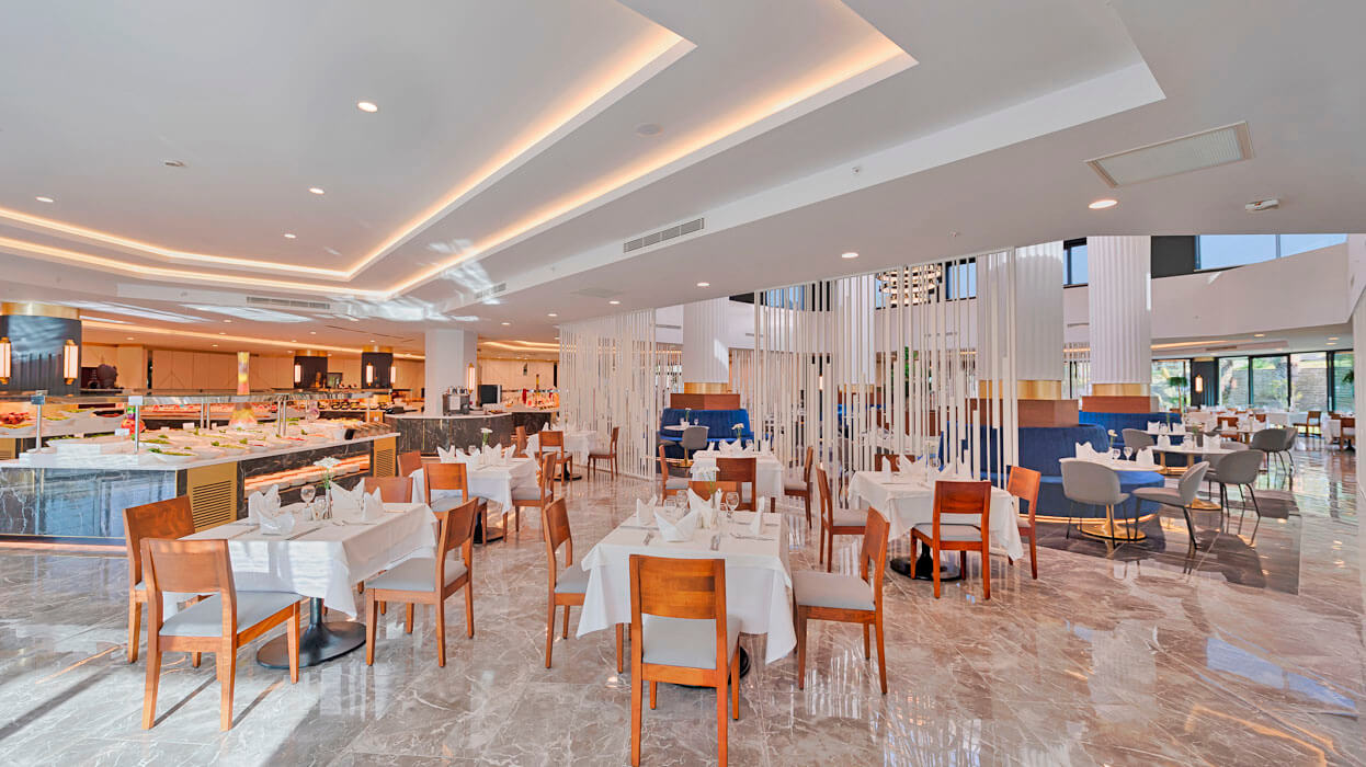 Seven Seas Hotel Blue - stoły i krzesła w restauracji