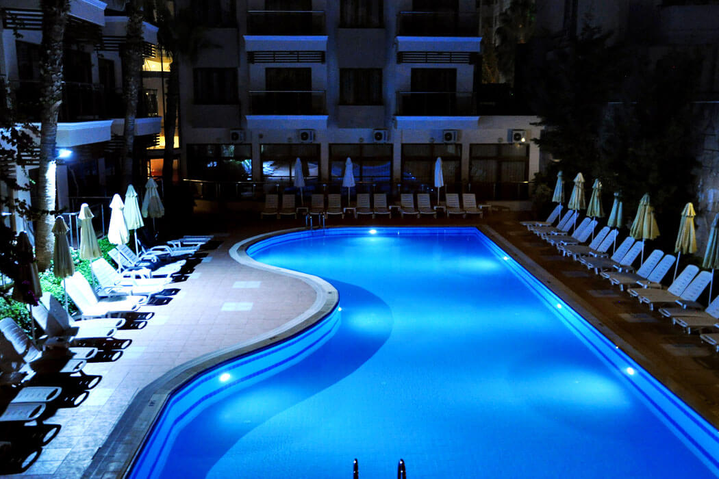 Hotel Sun Beach Park & Spa - oświetlony basen
