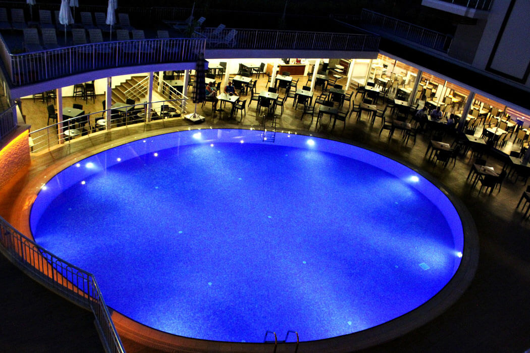 Hotel Sun Beach Park & Spa - widok z góry na basen wieczorem