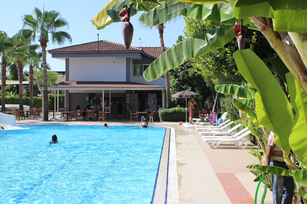 Silver Hotel - leżaki przy basenie