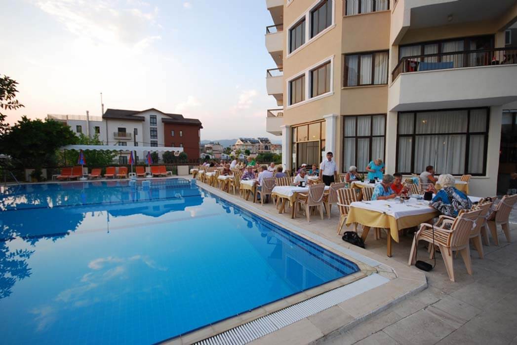 Hotel Malhun - stoliki przy basenie