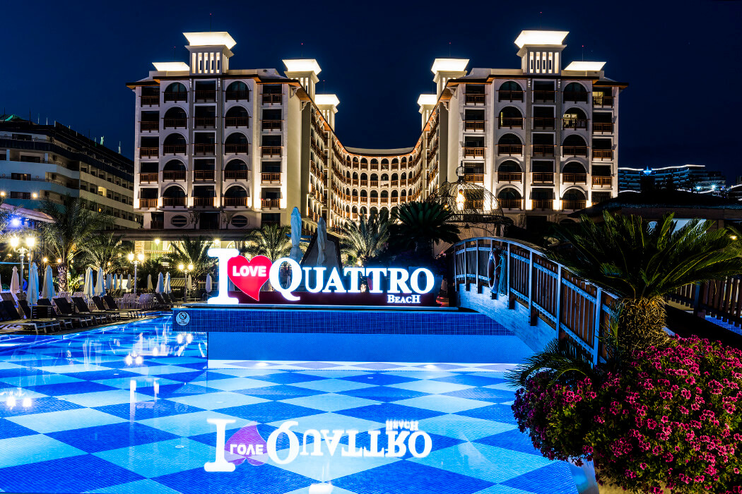 Hotel Quattro Beach Spa & Resort - basen nocą