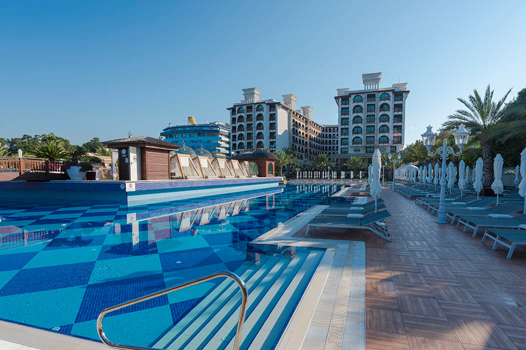 Hotel Quattro Beach Spa & Resort - basen z pawilonami