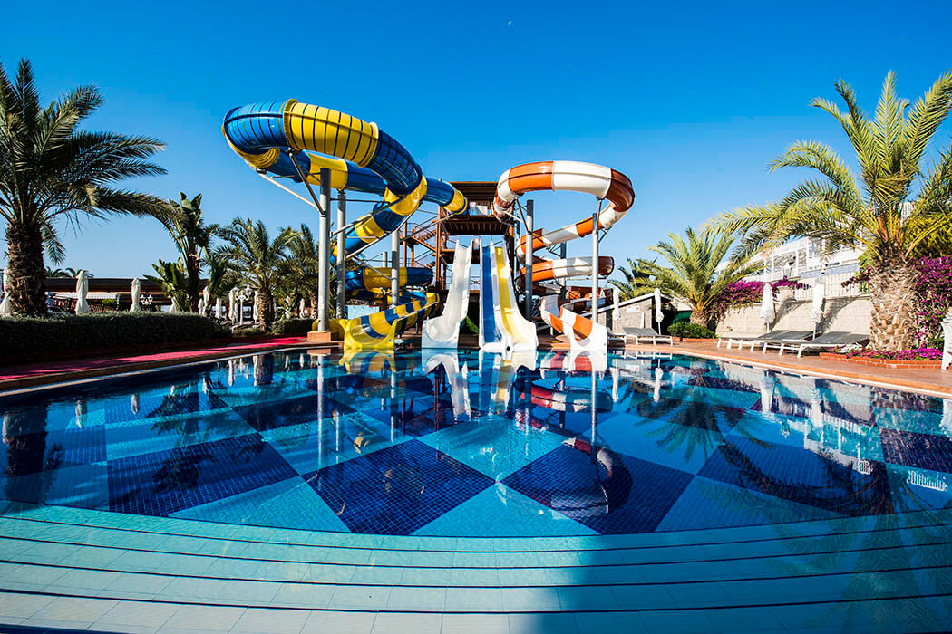 Hotel Quattro Beach Spa & Resort - basen ze zjeżdżalniami