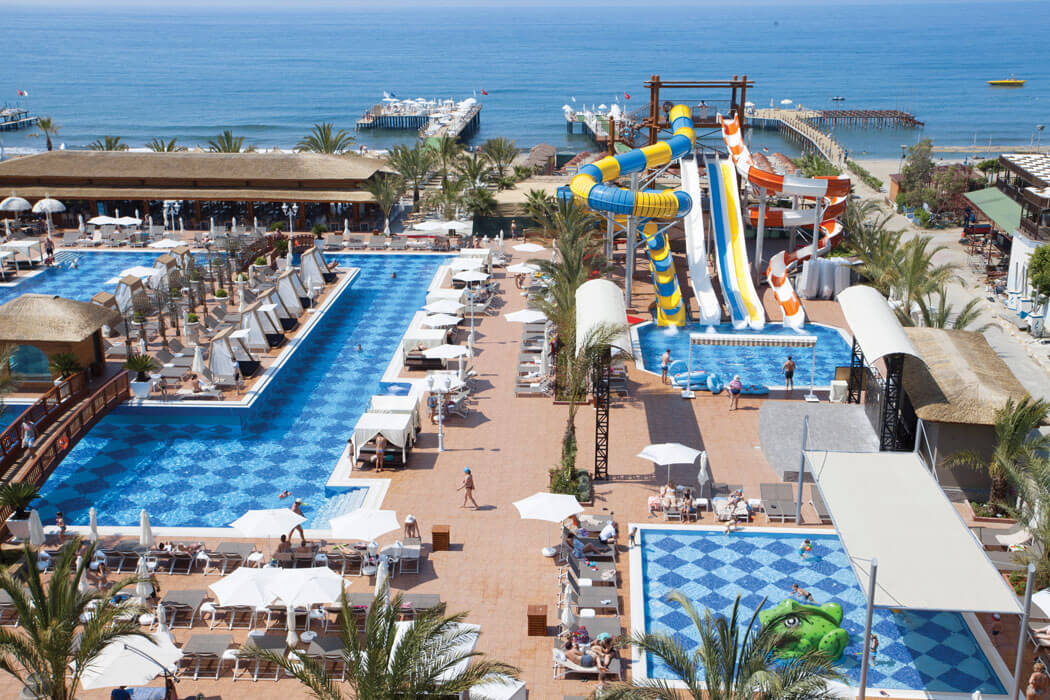 Hotel Quattro Beach Spa & Resort - widok na baseny i zjeżdzalnie