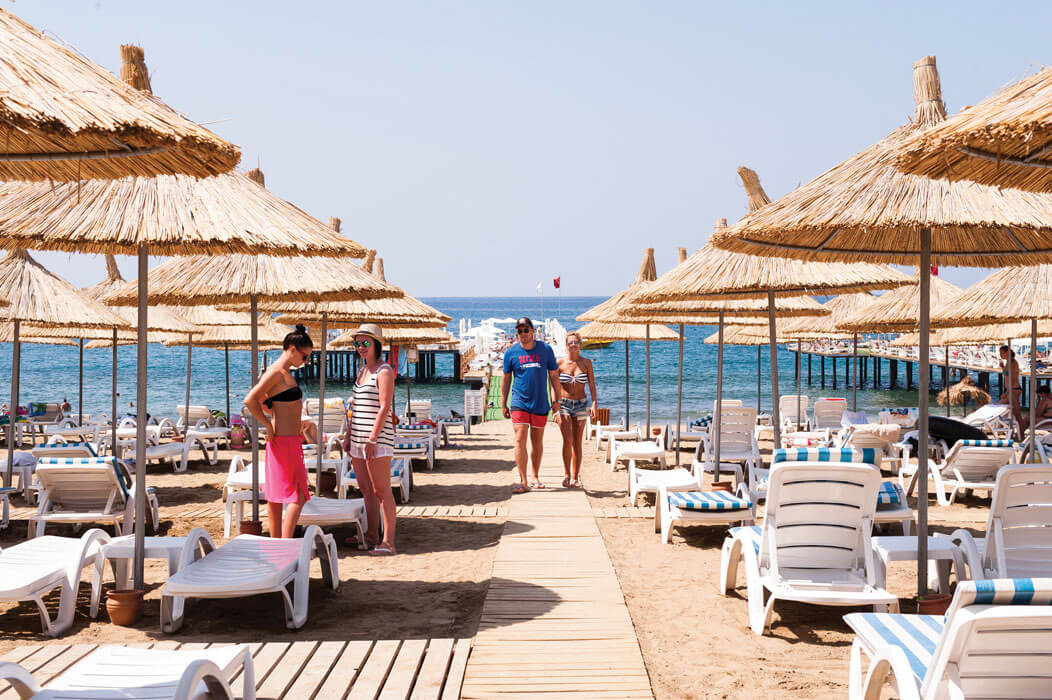 Hotel Quattro Beach Spa & Resort - leżaki parasole na plaży