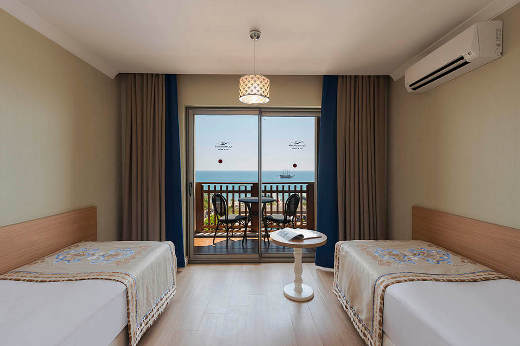 Hotel Quattro Beach Spa & Resort - pokój rodzinny z widokiem na morze