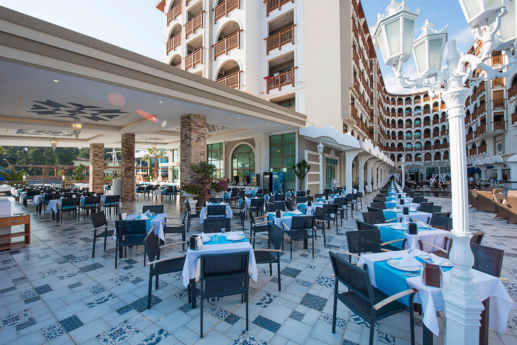Hotel Quattro Beach Spa & Resort - taras restauracji głównej