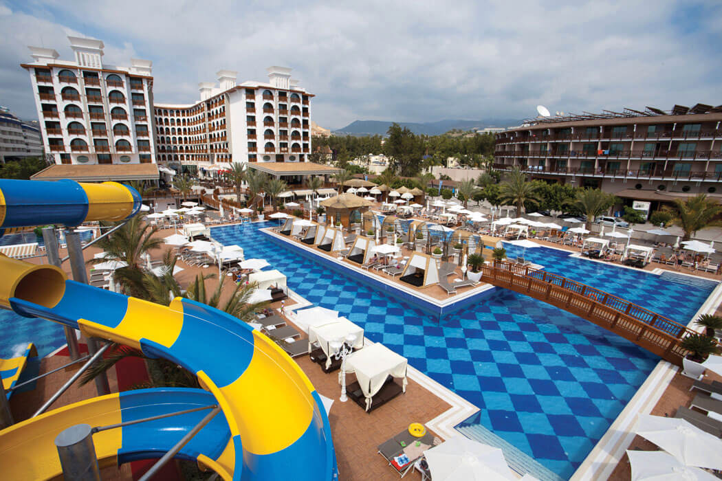 Hotel Quattro Beach Spa & Resort - widok na zjeżdzalnie i basen
