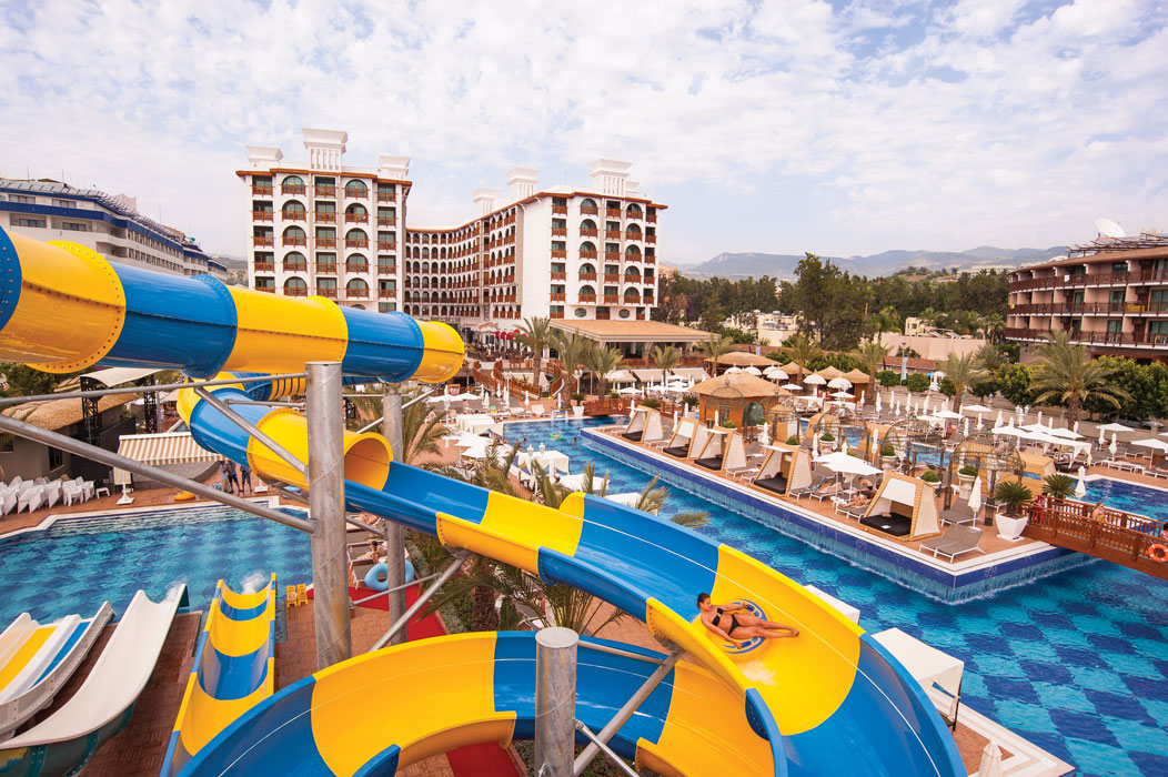 Hotel Quattro Beach Spa & Resort - widok na zjeżdżalnie i baseny