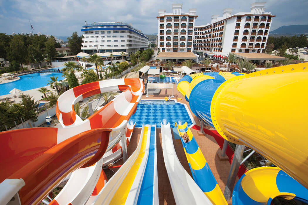 Hotel Quattro Beach Spa & Resort - widok ze zjeżdzalni na baseny 