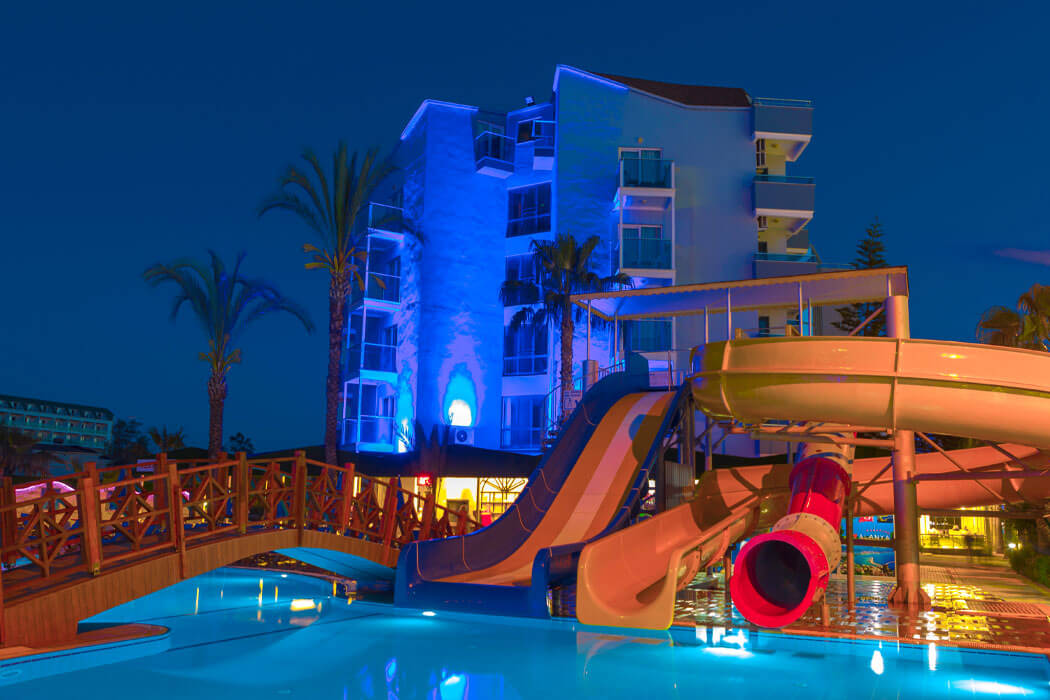 Caretta Relax Hotel - basen ze zjeżdżalniami wieczorową porą
