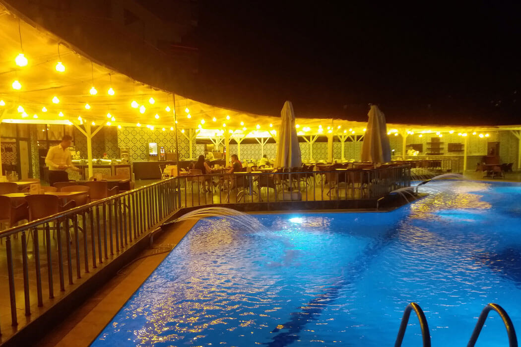 Caretta Relax Hotel - podświetlony basen