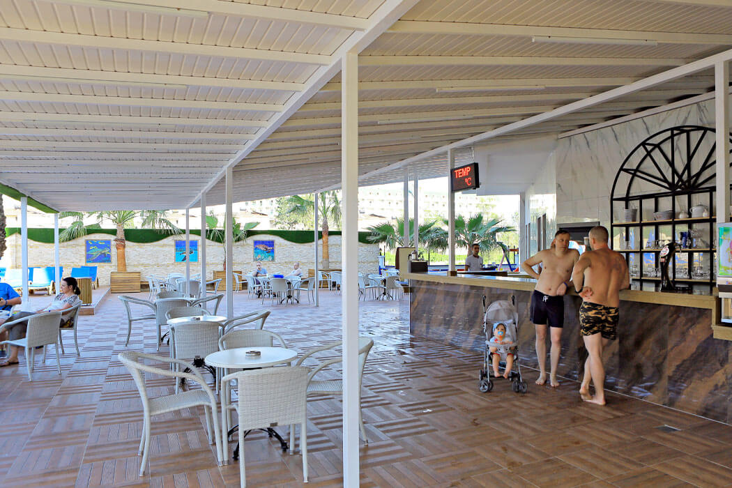 Caretta Relax Hotel - widok na bar przy basenie