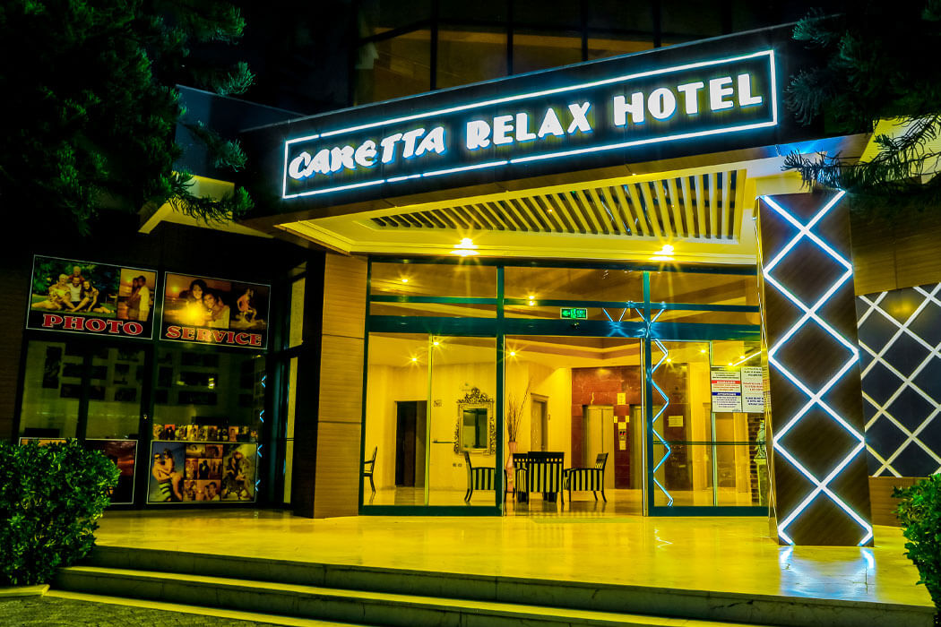 Hotel Caretta Relax - kolacja - oświetlony budynek