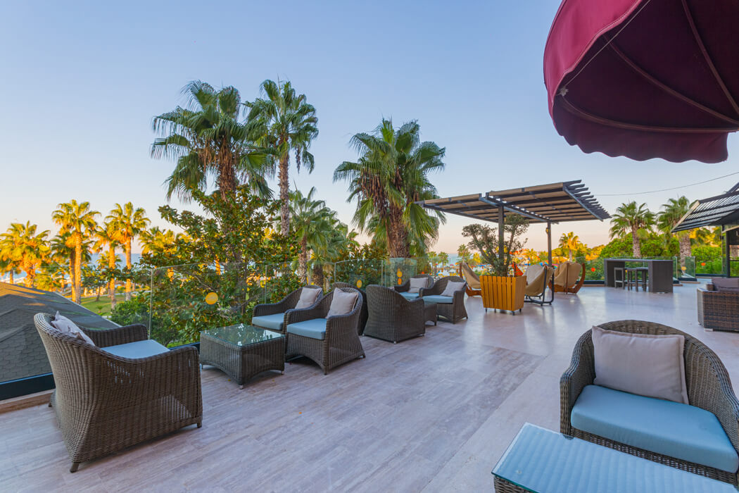 Hotel Justiniano Club Park Conti - bar na tarasie