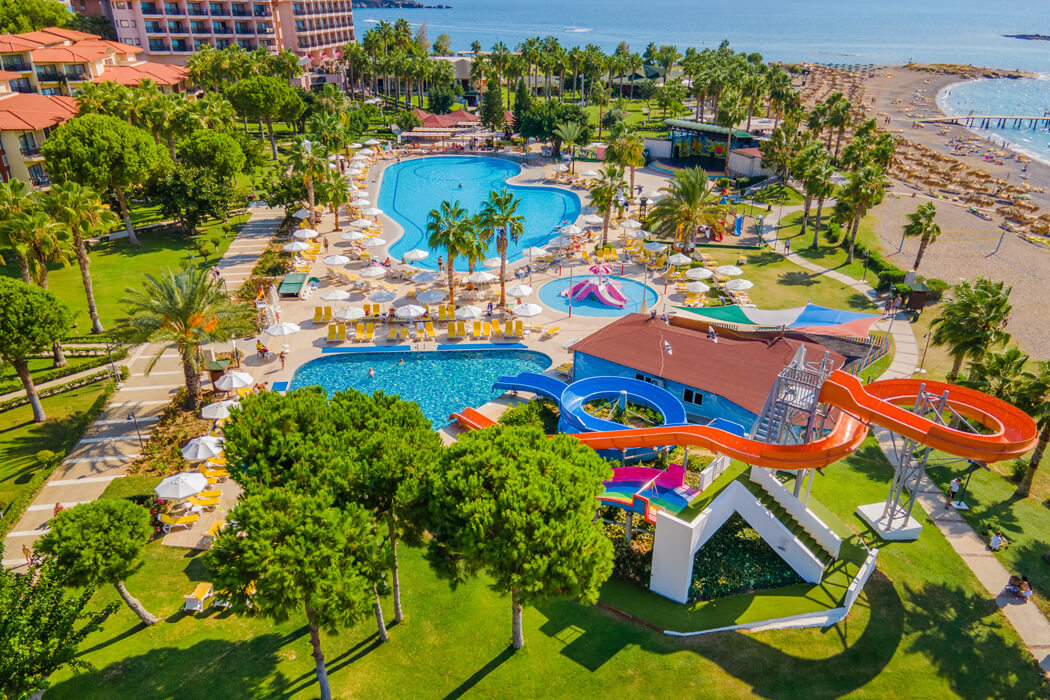 Hotel Justiniano Club Park Conti - widok na teren hotelu plażę i morze