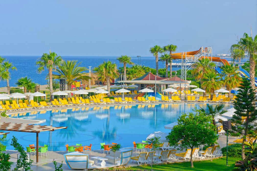 Hotel Justiniano Club Park Conti - widok na basen i morze