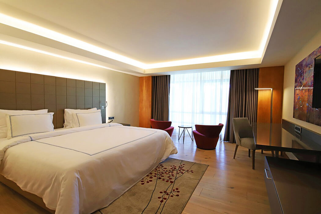 Hotel Gloria Serenity Resort - łóżko w queen & king villa
