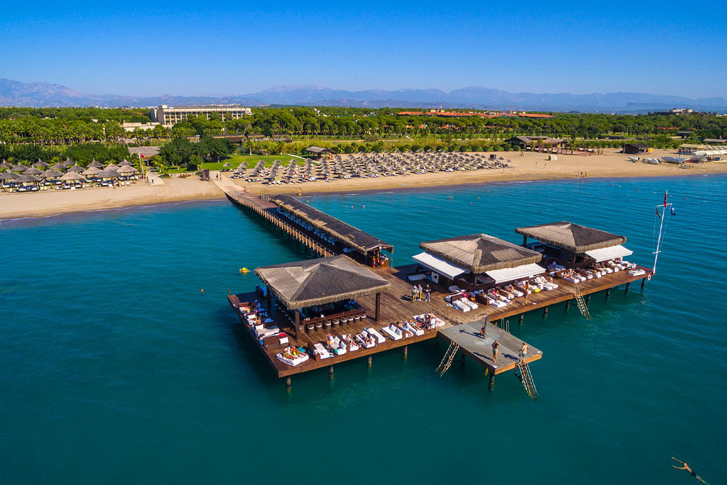 Hotel Gloria Serenity Resort - plaża z pomostem