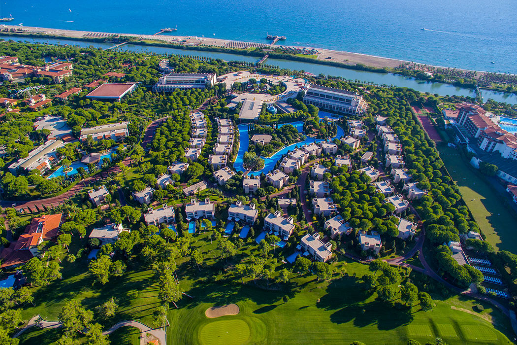 Hotel Gloria Serenity Resort - widoki z góry na teren hotelu i morze