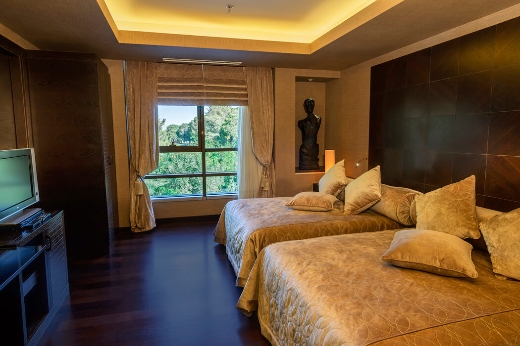 Hotel Gloria Serenity Resort - przykładowa sypialnia w willi VIP