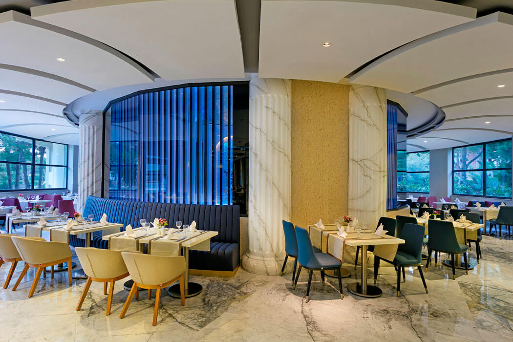 Limak Atlantis Deluxe Hotel&resort - stoliki w restauracji głównej