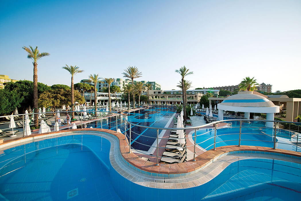 Hotel Limak Atlantis Deluxe Hotel & Resort - widok na baseny i budynek główny