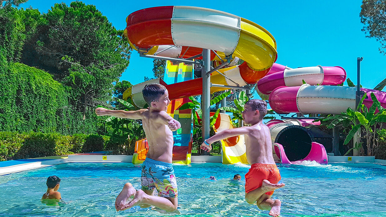 Xanadu Resort - chłopcy podskakują na basenie
