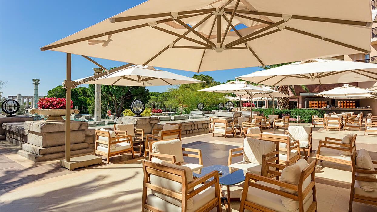 Xanadu Resort - stoliki pod parasolami