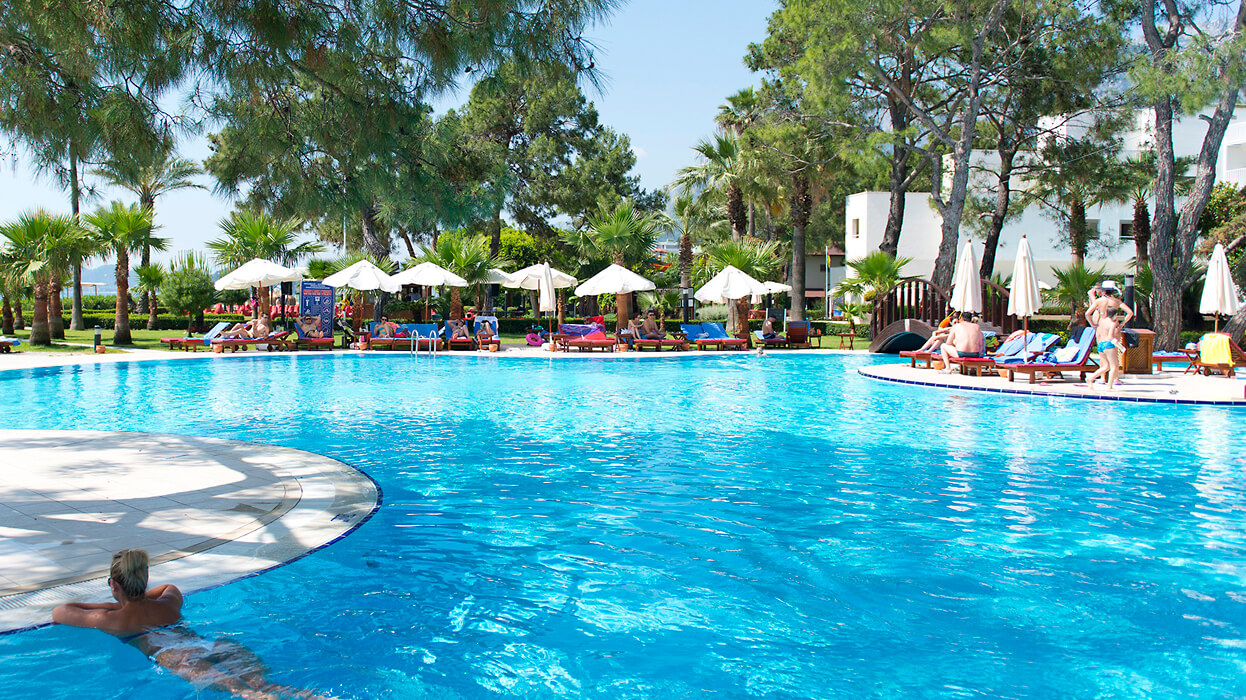 Seven Seas Hotel Life - relaks w basenie