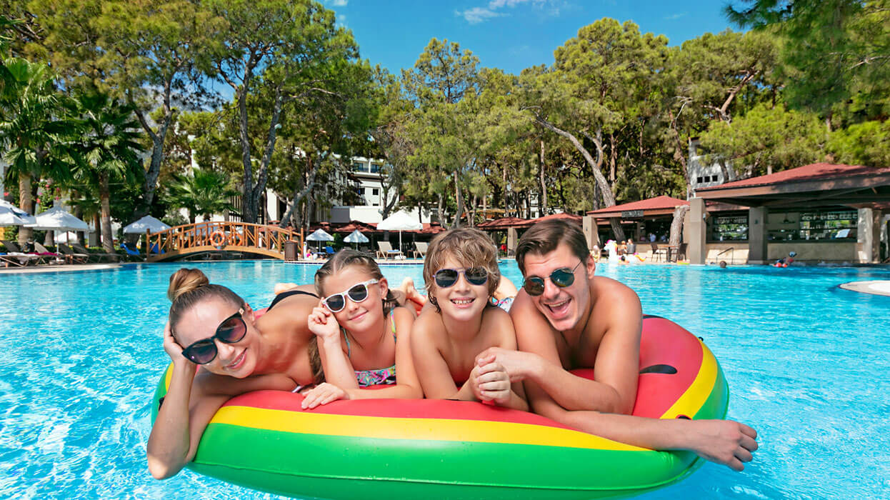Seven Seas Hotel Life - rodzinny relaks w basenie