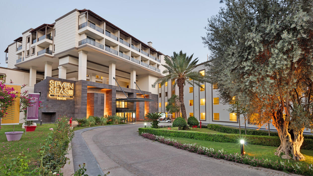 Seven Seas Hotel Life - alejka do hotelu