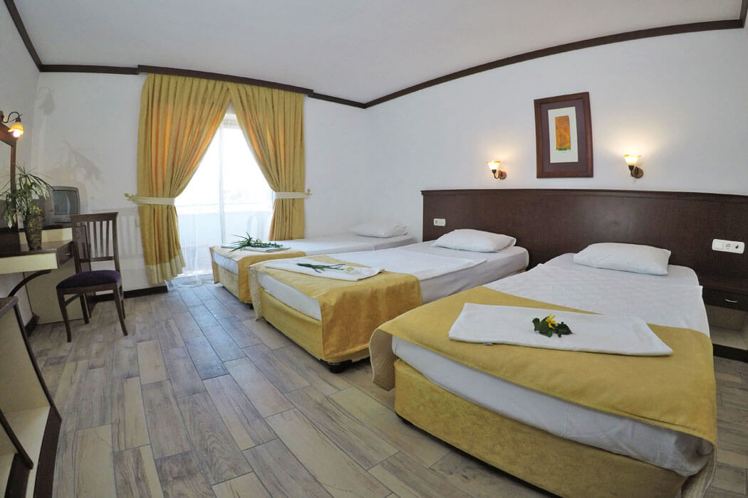 Nar Hotel - trzy łóżka w pokoju standardowym
