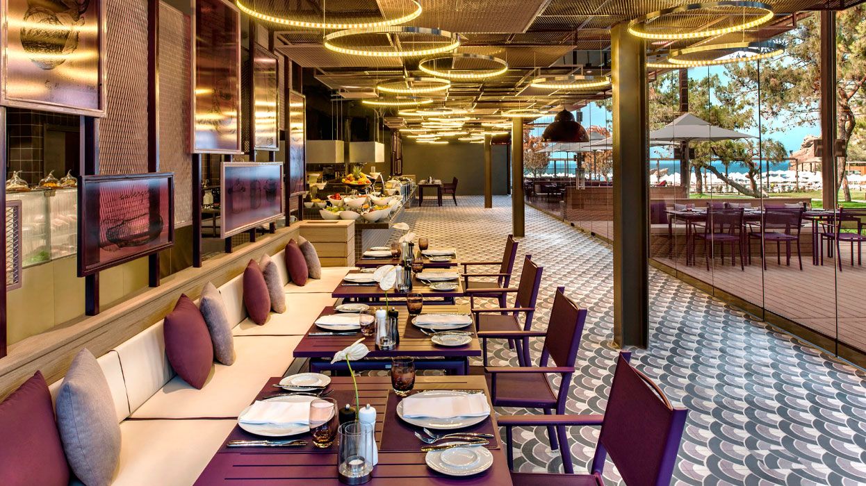 Hotel Maxx Royal Kemer Resort - oświetlona restauracja
