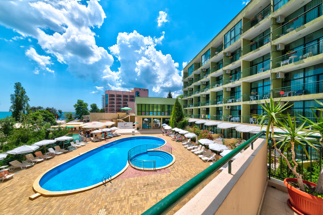 Hotel Palm Beach - teren przy basenie