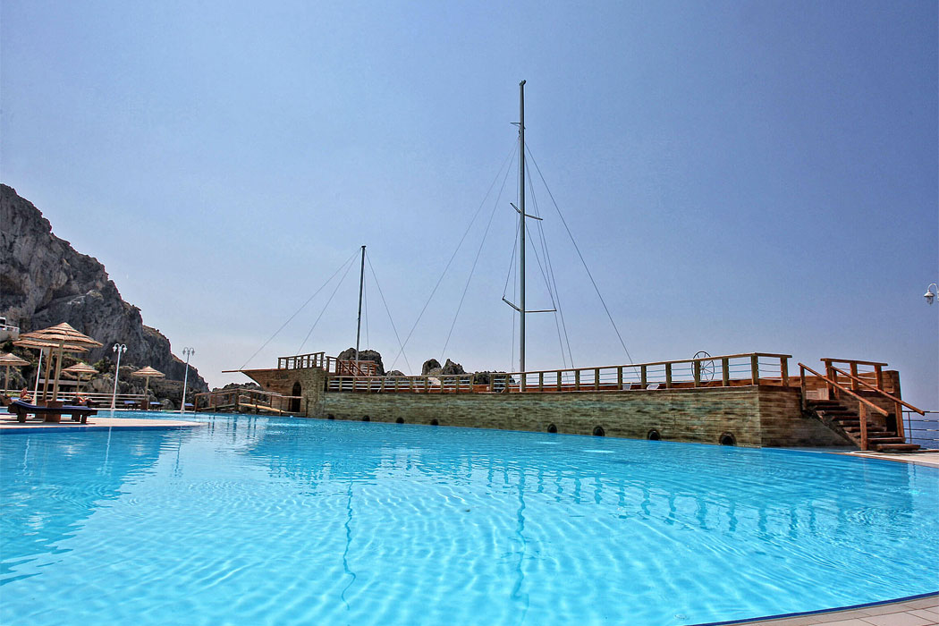 Hotel Kalypso Cretan Village Resort and Spa - statek w basenie