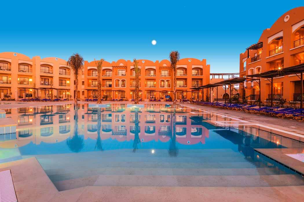 Hotel Jaz Dar El Madina - basen wieczorem